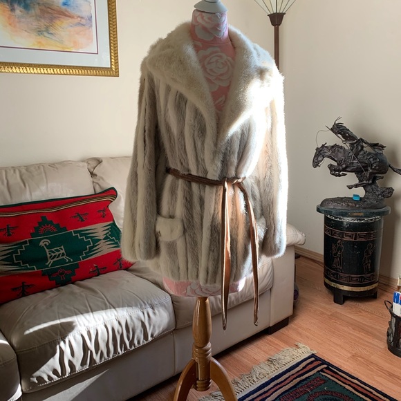 Gorgeous White Mink Jacket! - Picture 6 of 7